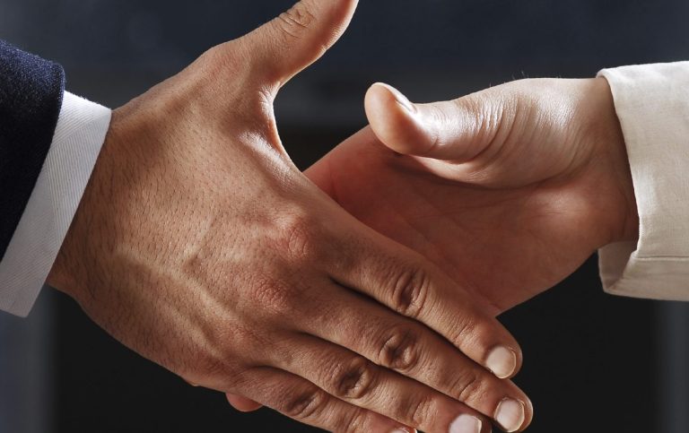 Vermittlung an deutsche Unternehmen Handschlag